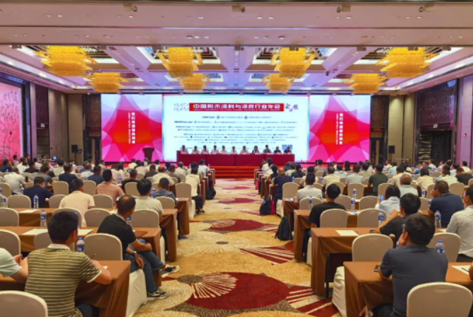 廣東佛山勝利舉辦了2021/2022中國粉末涂料與涂裝行業(yè)年會。本次年會吸引了來自全國各地的500余名代表參會。在這個重要的行業(yè)盛會上，涂料與涂裝領(lǐng)域的專家學(xué)者、企業(yè)代表齊聚一堂，共同探討行業(yè)發(fā)展趨勢與創(chuàng)新方向。