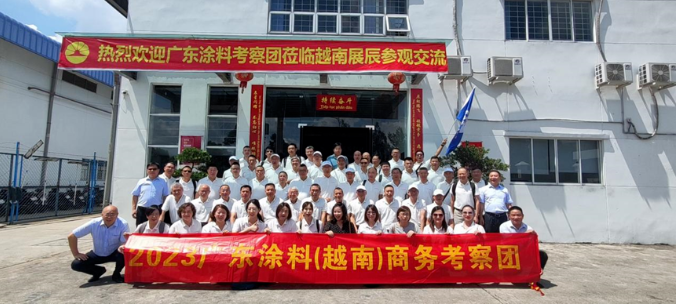 下午，考察團抵達越南展辰，受到了展辰董事長陳冰、越南展辰總經理李旭汕和越南展辰常務副總經理王波的熱情歡迎。陳冰代表協(xié)會和展辰新材簡要介紹了越南展辰的情況。越南展辰是展辰新材在海外投資的第一個工廠，主要生產油性涂料和UV涂料，廣泛應用于套房家具和櫥柜領域。據介紹，越南展辰已成為展辰國際化的重要窗口，近年來營業(yè)額逐年增長，2022年銷售規(guī)模已超過2億，員工人數超過150人，其中中籍員工50余人，越籍員工100余人。