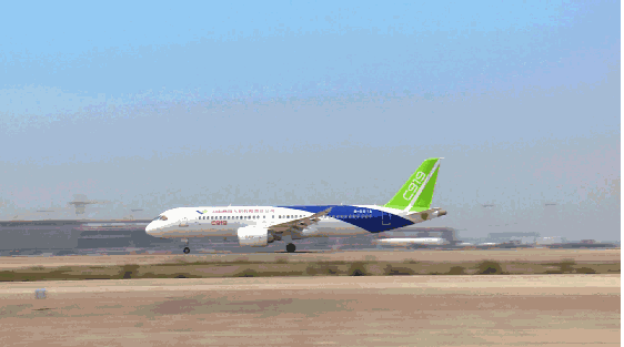 國產(chǎn)大型客機(jī)C919實(shí)現(xiàn)了歷史性的商業(yè)首飛，自上海虹橋國際機(jī)場起飛的東航MU9191航班成功降落在北京首都國際機(jī)場，開啟了中國民航工業(yè)的全新篇章。