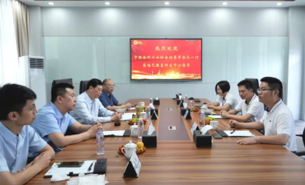 隨后的交流環(huán)節(jié)中，劉普軍會長、劉杰秘書長、彩之虹董事長顧天兵與巴德富集團(tuán)的領(lǐng)導(dǎo)展開了深入的溝通和互動，共同探討了行業(yè)如何實(shí)現(xiàn)高質(zhì)量發(fā)展等話題。劉普軍會長表示，他將帶領(lǐng)中國涂料工業(yè)協(xié)會新一屆的領(lǐng)導(dǎo)班子繼續(xù)發(fā)揮協(xié)會的橋梁作用，為行業(yè)和企業(yè)的長足發(fā)展提供支持，助力中國涂料行業(yè)實(shí)現(xiàn)健康轉(zhuǎn)型，推動行業(yè)朝著高質(zhì)量可持續(xù)發(fā)展的目標(biāo)邁進(jìn)。