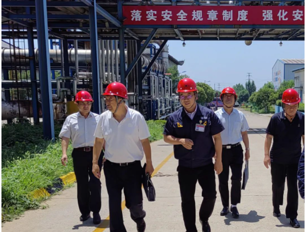 河北省總勞動(dòng)和經(jīng)濟(jì)工作部二級(jí)調(diào)研員郝建良與勞動(dòng)和經(jīng)濟(jì)工作部副部長(zhǎng)董亮日前前往河北邯鄲市黑貓?zhí)亢谟邢薰荆瑢?duì)該公司舉辦的“防風(fēng)險(xiǎn)、查隱患、保安全”安全生產(chǎn)百日競(jìng)賽活動(dòng)進(jìn)行了調(diào)研。