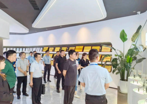 貴州省市場監(jiān)督管理局調(diào)研組近日對固達電纜集團進行了實地調(diào)研。此次調(diào)研旨在深入了解固達電纜集團在電線電纜產(chǎn)品的生產(chǎn)和銷售質(zhì)量安全方面的情況，以配合國家市場監(jiān)督管理總局頒布的第75號和第76號令的落實。固達電纜集團總裁林運芝及相關(guān)部門負責人陪同調(diào)研組一行進行了詳細介紹。