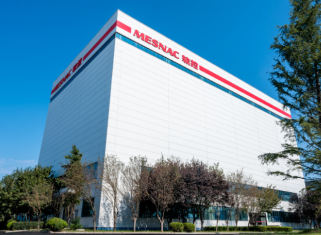 據(jù)了解，軟控股份是青島市智能制造裝備產(chǎn)業(yè)鏈的鏈主企業(yè)，積極參與國(guó)家級(jí)重大研發(fā)專(zhuān)項(xiàng)工作。在2022年度，軟控股份作為課題承擔(dān)單位獲得了國(guó)家重點(diǎn)研發(fā)計(jì)劃工業(yè)軟件專(zhuān)項(xiàng)的批準(zhǔn)，該專(zhuān)項(xiàng)名為“流程行業(yè)全價(jià)值鏈產(chǎn)品質(zhì)量智能精益管控系統(tǒng)應(yīng)用”。同時(shí)，他們還獲得了山東省重點(diǎn)研發(fā)計(jì)劃專(zhuān)項(xiàng)和青島市產(chǎn)業(yè)集群培育專(zhuān)項(xiàng)強(qiáng)鏈計(jì)劃的批準(zhǔn)。軟控股份不斷推進(jìn)橡膠輪胎行業(yè)關(guān)鍵核心裝備和智能技術(shù)攻關(guān)，加速產(chǎn)業(yè)化進(jìn)程。