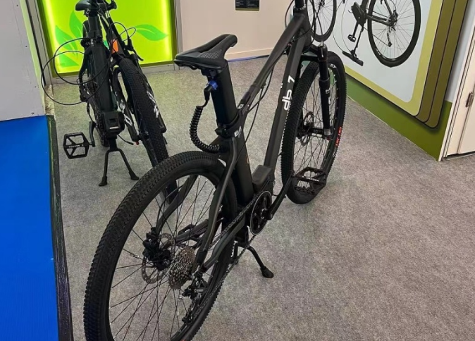 憑借CST正新輪胎的品牌影響力，該公司的產(chǎn)品還在眾多知名整車品牌的展位上亮相，包括GAZELLE、ZEG、CORTINA、TENWAYS、PHATFOUR等。CST正新輪胎的外觀設(shè)計(jì)和優(yōu)異性能為這些品牌車企完美呈現(xiàn)了產(chǎn)品形象。