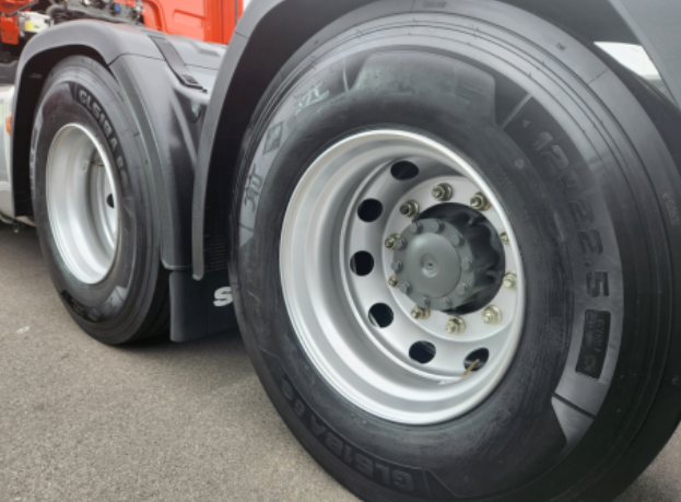 通過(guò)對(duì)行業(yè)新趨勢(shì)、技術(shù)新發(fā)展和客戶新需求的精準(zhǔn)洞察，貴州輪胎始終秉持"客戶滿意是我們的宗旨"核心價(jià)值觀，并始終堅(jiān)持"創(chuàng)造價(jià)值，回饋社會(huì)"的企業(yè)使命。他們?cè)谧灾鲃?chuàng)新研發(fā)、性能超越引領(lǐng)、質(zhì)量高效提升和全生命周期產(chǎn)品服務(wù)等方面全面發(fā)力，以高標(biāo)準(zhǔn)實(shí)施綠色產(chǎn)品設(shè)計(jì)，不斷滿足市場(chǎng)和客戶需求，為市場(chǎng)用戶打造更高價(jià)值的交通運(yùn)輸解決方案。貴州輪胎表示將繼續(xù)與中國(guó)重汽汕德卡攜手并進(jìn)，共同為中國(guó)高端重卡行業(yè)的發(fā)展貢獻(xiàn)力量，并助力中國(guó)高端運(yùn)輸行業(yè)實(shí)現(xiàn)高質(zhì)量發(fā)展。