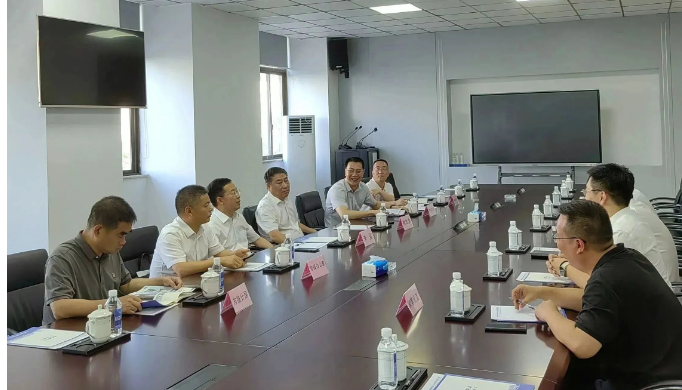 會(huì)上，李書記與董事長王建森進(jìn)行了交流，就進(jìn)一步加強(qiáng)企業(yè)的研發(fā)創(chuàng)新和提升產(chǎn)品技術(shù)含量等方面提出了寶貴的意見和建議。他強(qiáng)調(diào)中瑞橡膠作為優(yōu)質(zhì)企業(yè)應(yīng)該發(fā)揮示范引領(lǐng)作用，推動(dòng)橡膠行業(yè)實(shí)現(xiàn)高質(zhì)量發(fā)展。