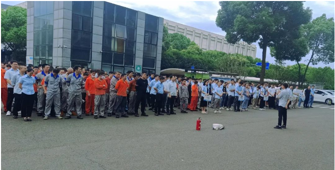 為了進(jìn)一步提升全員的應(yīng)急逃生能力和安全操作技能，提高企業(yè)的應(yīng)急綜合水平，建新各單位結(jié)合實(shí)際生產(chǎn)情況，開展了各類形式的現(xiàn)場應(yīng)急演練和消防技能比武。通過實(shí)戰(zhàn)演練，員工們學(xué)習(xí)了事故風(fēng)險征兆、預(yù)防措施、應(yīng)急措施和急救知識。