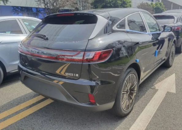 中策橡膠與賽力斯集團(tuán)的合作再上新臺階，目前賽力斯SERES 5海外版車型項(xiàng)目，中策橡膠已實(shí)現(xiàn)量產(chǎn)配套。