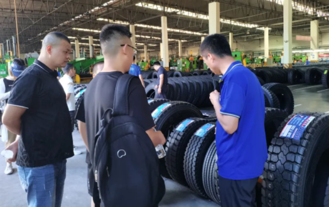 20余名經(jīng)銷商實(shí)地參觀大連輪胎，共同探索行業(yè)發(fā)展前景