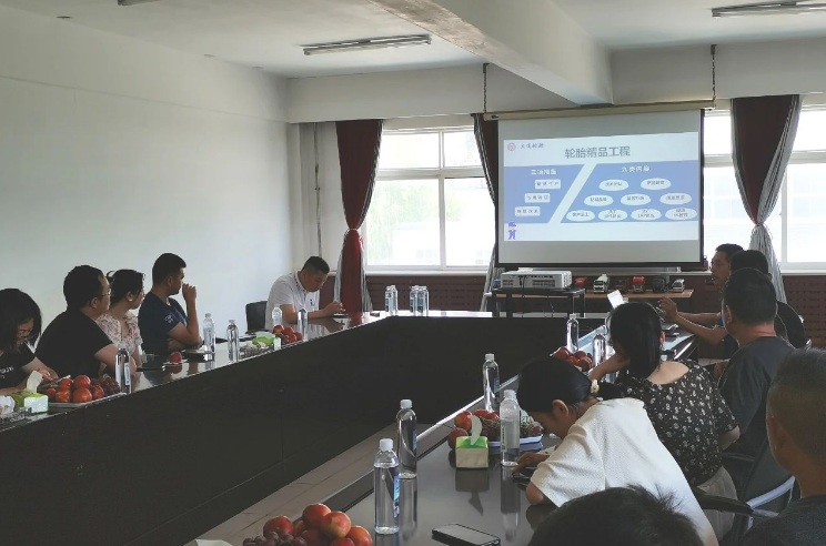 多年以來，大連輪胎公司憑借著高投入的技術(shù)研發(fā)和深厚的技術(shù)積累，以及科學(xué)健全的管理體系和人才儲備，成功打造出了一條高效協(xié)同、科學(xué)環(huán)保的經(jīng)營鏈條。他們所生產(chǎn)的產(chǎn)品不僅滿足市場需求，而且經(jīng)得起市場的考驗(yàn)。