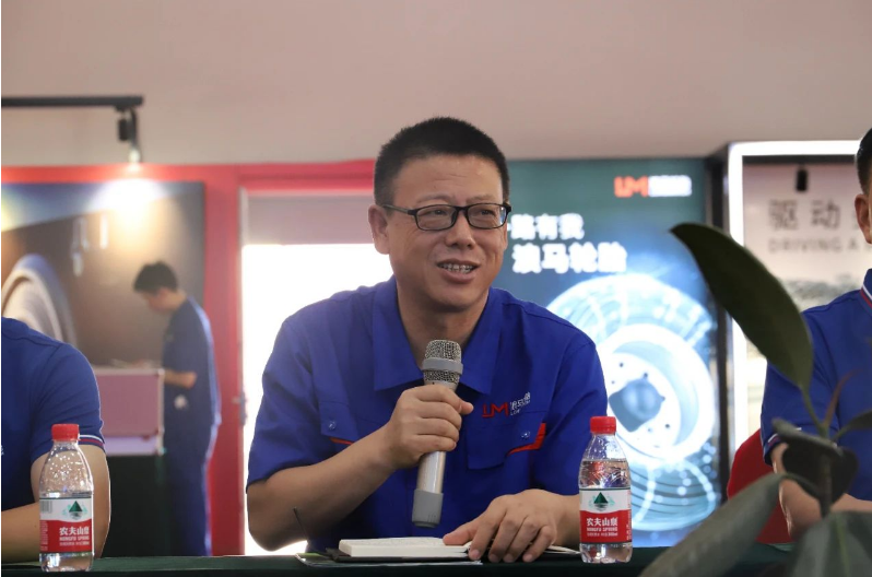 會議伊始，浪馬輪胎總經(jīng)理金永生熱烈歡迎前來參會的核心客戶，并衷心感謝他們多年來對途順輪胎的信任、支持和合作。金總強調(diào)，浪馬輪胎始終致力于做全鋼胎的發(fā)展戰(zhàn)略，秉持著做專、做精、做強、做久的理念。他強調(diào)了以市場和客戶為中心的重要性，將發(fā)現(xiàn)客戶需求和滿足客戶需求作為客戶服務(wù)工作的核心，希望繼續(xù)與合作伙伴攜手合作，準(zhǔn)確聚焦超細(xì)分市場，為客戶創(chuàng)造更大的價值。