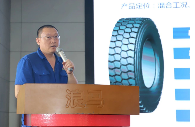 在會議中，技術(shù)部副部長王曉光詳細(xì)介紹了浪馬輪胎公司的系列化輪胎和新產(chǎn)品研發(fā)設(shè)計工作。尤其重點介紹了公司在新能源領(lǐng)域的新產(chǎn)品。他強調(diào)，新產(chǎn)品將更專業(yè)、更貼近、更精準(zhǔn)，以在性能和質(zhì)量方面提供更高水準(zhǔn)的產(chǎn)品。