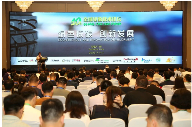 作為本次論壇的東道主，廣州工業(yè)投資控股集團有限公司總工程師、萬力輪胎股份有限公司董事長王松也發(fā)表了致辭。他宣布，萬力輪胎將參與制定和發(fā)布新能源汽車輪胎碳足跡核算產(chǎn)品標準，為行業(yè)進一步減碳降碳，推動可持續(xù)發(fā)展貢獻力量。