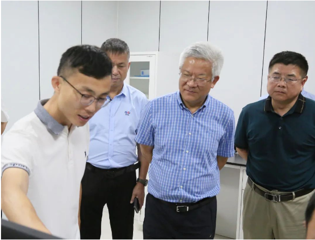 臨工重機(jī)副總經(jīng)理李連剛、王仁賓，總經(jīng)理助理盧立強(qiáng)，數(shù)字化研究院院長(zhǎng)童偉，高機(jī)制造技術(shù)研究院院長(zhǎng)劉志軍，礦機(jī)制造技術(shù)研究院院長(zhǎng)蔣周偉，生產(chǎn)綜合部經(jīng)理劉月昌，金利集團(tuán)董事長(zhǎng)徐小龍，副總裁王玉寶，油缸制造部部長(zhǎng)李夢(mèng)龍共同參觀了賽輪集團(tuán)。這次參觀為雙方進(jìn)一步加強(qiáng)合作提供了重要的契機(jī)。