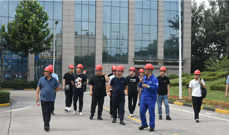 山西安侖化工有限公司舉辦了首屆安侖化工特種炭黑代理商大會(huì)。來自多家客戶的代表，如浙江創(chuàng)百、黑斑羚、善貞實(shí)業(yè)、普連特、繆木、蘭途、常錦、生生化學(xué)和泉州元廣等，齊聚一堂參與此次盛會(huì)。安侖化工總經(jīng)理史文倉、研發(fā)總監(jiān)朱連超、銷售總監(jiān)韓城域等高層也全程參與了本次大會(huì)。