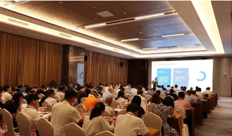 中國電池工業(yè)協(xié)會八屆五次常務(wù)理事會暨八屆四次理事會近日在湖北襄陽成功召開，為中國電池行業(yè)的發(fā)展注入新的活力。此次會議共有100余名理事及以上會員代表參會，涉及鋰電池、儲能電池和鉛蓄電池等領(lǐng)域。