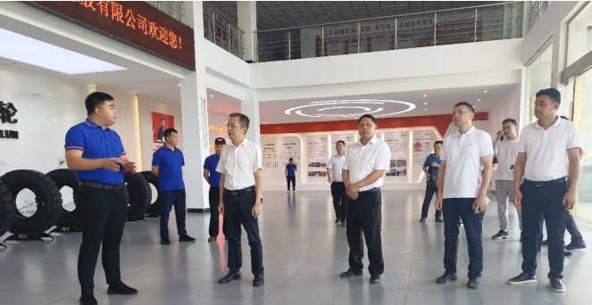 桂林市紀(jì)委書(shū)記徐波等領(lǐng)導(dǎo)一行到新桂輪公司視察