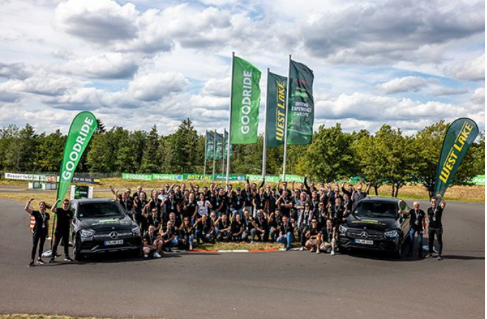 中策橡膠在著名的紐北賽道成功舉辦了一場面向歐洲經(jīng)銷商的盛大活動，旨在為其歐洲合作伙伴提供獨特的體驗和評估機會，親身感受其兩款旗艦輪胎的卓越性能。