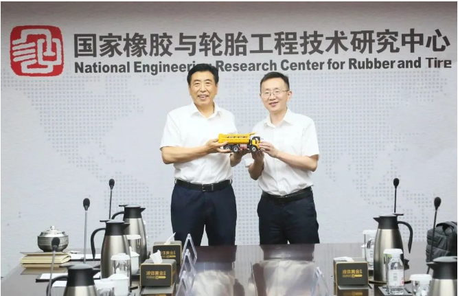 黃建峰表示，三一集團與國橡中心在注重創(chuàng)新、研發(fā)和市場拓展方面有許多相似之處。雙方通過持續(xù)不斷的努力，推動著各自領域的前進。黃建峰認為，未來雙方合作的空間非常巨大，前景也十分廣闊。