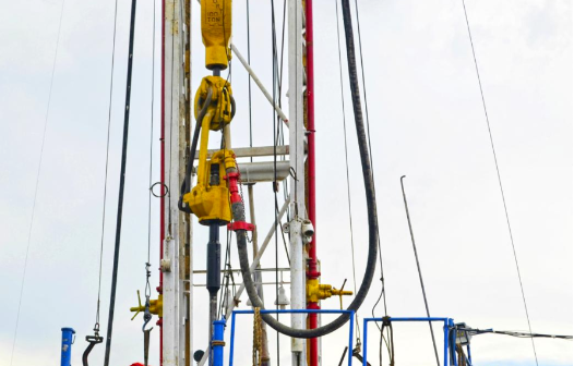 利通科技以頁巖油氣、海洋油氣等領(lǐng)域勘探開采難點(diǎn)為目標(biāo)，以創(chuàng)新引領(lǐng)、換道超車之勢，不斷尋求突破，加快推進(jìn)頁巖油氣增產(chǎn)酸化壓裂軟管、高壓泥漿軟管、節(jié)流壓井軟管、井控軟管等石油管線的國產(chǎn)化進(jìn)程。同時(shí)，利通科技還推出了超耐磨酸化壓裂軟管及超高壓樹脂軟管等多款熱銷產(chǎn)品，展示了其在助推油氣行業(yè)綠色低碳轉(zhuǎn)型發(fā)展方面的實(shí)力。