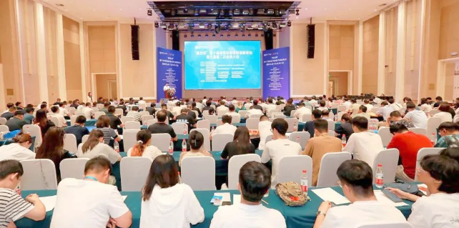 河北省粘接與涂料協(xié)會(huì)理事長田立壯作了工作報(bào)告，對協(xié)會(huì)工作進(jìn)行了總結(jié)和未來重點(diǎn)工作的安排。此外，河北省工信廳原材料處副處長李東分析了河北省化工行業(yè)經(jīng)濟(jì)形勢以及涂料膠粘劑行業(yè)政策，中國涂料工業(yè)協(xié)會(huì)副會(huì)長丁艷梅則對中國涂料行業(yè)的發(fā)展現(xiàn)狀和趨勢進(jìn)行了分析。會(huì)上還有來自河北省建筑科學(xué)研究院、河北四友卓越科技有限公司、中國科學(xué)院化學(xué)研究所和中科院寧波材料所等單位的代表進(jìn)行了專題演講和講解，就涂料行業(yè)的發(fā)展機(jī)遇、技術(shù)創(chuàng)新和應(yīng)用等進(jìn)行了深入探討。