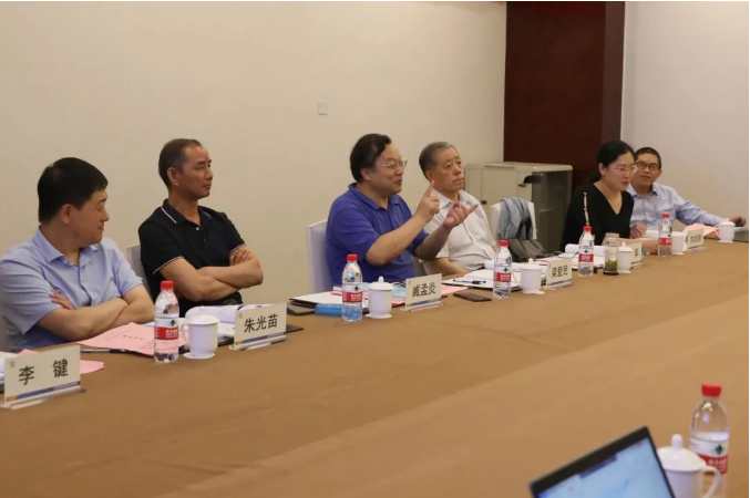 通過(guò)聽(tīng)取報(bào)告、審閱資料、發(fā)言提問(wèn)和研究討論，與會(huì)專家就兩個(gè)項(xiàng)目提出了客觀的鑒定意見(jiàn)。他們認(rèn)為這兩項(xiàng)科技成果符合輪胎行業(yè)的技術(shù)方向，并適合輪胎智能化生產(chǎn)應(yīng)用。這些成果不僅可以提升輪胎產(chǎn)品質(zhì)量，還能有效降低能源消耗，提高生產(chǎn)效率，符合國(guó)家對(duì)智能化和低碳化的政策要求。與會(huì)專家一致同意通過(guò)鑒定，并建議在行業(yè)中大力推廣應(yīng)用。