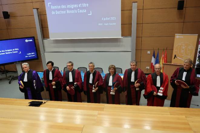 華南理工大學(xué)校長(zhǎng)、北京化工大學(xué)先進(jìn)彈性體材料研究中心學(xué)術(shù)帶頭人張立群院士榮獲法國(guó)洛林大學(xué)頒發(fā)的榮譽(yù)博士學(xué)位。該榮譽(yù)是對(duì)張立群院士在橡膠材料科學(xué)與工程領(lǐng)域杰出貢獻(xiàn)的高度認(rèn)可，也是他促進(jìn)中法高校合作取得的顯著成果的體現(xiàn)。