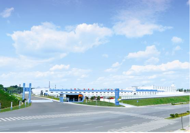 龍維軍表示，海大是路易的戰(zhàn)略品牌，擁有完善的產(chǎn)品線和絕對(duì)的優(yōu)勢(shì)。尤其是海大集團(tuán)的新能源花紋和12-23寸的輪胎產(chǎn)品備受認(rèn)可。