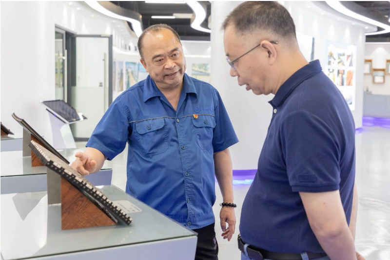 浙江省經(jīng)信廳投資處二級調(diào)研員陳昌杰一行于7月13日蒞臨浙江桐鄉(xiāng)市進(jìn)行調(diào)研。陳昌杰一行在桐鄉(xiāng)市經(jīng)信局副局長周曉東、財(cái)政局企業(yè)科科長施錦松等領(lǐng)導(dǎo)的陪同下，對桐鄉(xiāng)市的高質(zhì)量發(fā)展以及桐鄉(xiāng)-天臺促共富項(xiàng)目進(jìn)行了考察。雙箭股份的董事長沈耿亮和副總郎洪峰熱情接待了陳昌杰一行的到訪。