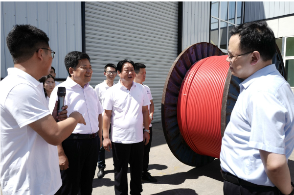 觀摩過程中，鞏義市委書記袁聚平對華星電纜在工業(yè)5G智能化、數(shù)字化、信息化方面的成果給予了高度肯定，并強調(diào)傳統(tǒng)制造企業(yè)要勇于創(chuàng)新、敢于突破，提升工業(yè)制造業(yè)的技術(shù)裝備水平，實現(xiàn)研發(fā)和信息化數(shù)字化的全面升級。