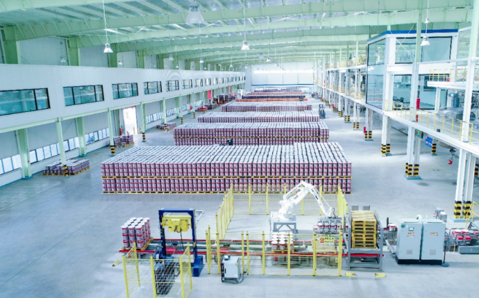 立邦涂料(河南)有限公司表示將持續(xù)推動(dòng)數(shù)智化升級(jí)，并致力于推進(jìn)綠色升級(jí)。實(shí)施綠色供應(yīng)鏈管理是推動(dòng)行業(yè)綠色升級(jí)的重要途徑之一，通過提升全鏈條的環(huán)境管理和資源效率，推動(dòng)整個(gè)產(chǎn)業(yè)的低碳減排和綠色轉(zhuǎn)型。立邦將繼續(xù)秉持企業(yè)使命，踐行企業(yè)社會(huì)責(zé)任，穩(wěn)步布局低碳生產(chǎn)制造體系，并與上下游企業(yè)和消費(fèi)者共同創(chuàng)造可持續(xù)的未來。