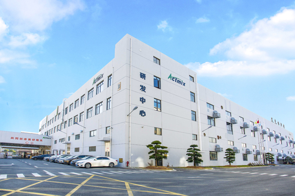 寧波艾克姆新材料科技有限公司成立于2009年12月，位于中國寧波市江北區(qū)高新技術(shù)產(chǎn)業(yè)園。該公司主要生產(chǎn)Actmix艾克姆預(yù)分散橡膠助劑母膠粒系列產(chǎn)品，通過了多項(xiàng)質(zhì)量管理和環(huán)境管理認(rèn)證，產(chǎn)品遠(yuǎn)銷歐洲、美國、東南亞等多個(gè)國家和地區(qū)。