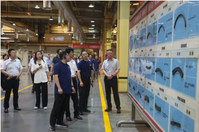 簽約前，參與單位的代表們參觀了延長橡膠的輪胎生產(chǎn)車間，了解了輪胎產(chǎn)品的生產(chǎn)過程。隨后，延長橡膠、交通能源、工貿(mào)公司、延長殼牌、高速延長和交通燃?xì)獾拇韨兩吓_進(jìn)行簽約。同時，集團(tuán)公司總經(jīng)理助理楊杰等領(lǐng)導(dǎo)也出席見證了簽約儀式。隨后，交通能源和工貿(mào)公司的代表進(jìn)行了交流發(fā)言。