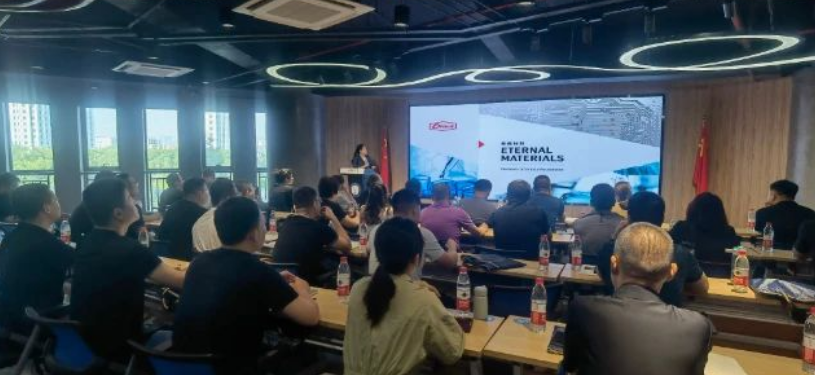 由山東省涂料行業(yè)協(xié)會(huì)主辦，山東中科產(chǎn)業(yè)技術(shù)協(xié)同創(chuàng)新中心、國(guó)科創(chuàng)智(北京)科技發(fā)展有限公司聯(lián)合主辦的首屆“水性工業(yè)涂料配方及應(yīng)用技術(shù)”培訓(xùn)班在濟(jì)南成功開班。本次培訓(xùn)旨在推進(jìn)綠色環(huán)保新技術(shù)水性工業(yè)涂料的應(yīng)用，來自30余家企業(yè)的50多位水性工業(yè)涂料技術(shù)研發(fā)管理人員積極參與。