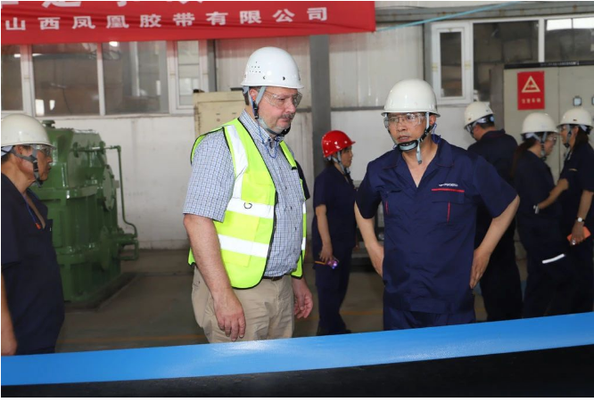 康迪泰克集團亞太工業(yè)解決方案事業(yè)群運營負責人Frank Riechers和運營財務控制負責人Chris Heelan到山西鳳凰膠帶有限公司黎城西仵生產(chǎn)基地進行實地考察和調(diào)研。