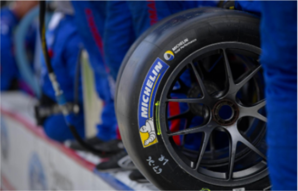 至于乘用車(chē)/輕卡輪胎替換市場(chǎng)，全球需求總體下降了2%，但各地區(qū)差異較大。在歐洲，原配市場(chǎng)需求下降了6%，但從第一季度下降的9%到第二季度下降的4%顯示未來(lái)需求有彈性。在北美，需求下降了6%。而中國(guó)市場(chǎng)在此期間上漲了16%，尤其是第二季度上漲了32%。