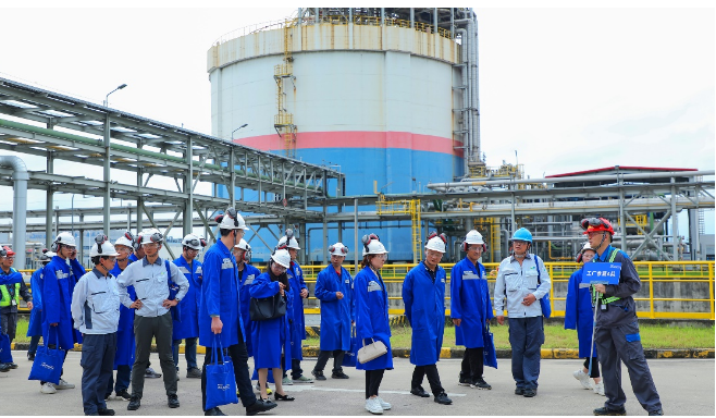 此次活動還邀請了常州大學師生代表及周邊企業(yè)代表參觀阿朗新科常州工廠，通過參觀了解企業(yè)的生產(chǎn)流程和技術(shù)應用，加深了公眾對化工企業(yè)的認知。阿朗新科希望通過這樣的公開互動活動，進一步加強與社會各界的交流與合作，共同推動化工行業(yè)的可持續(xù)發(fā)展。