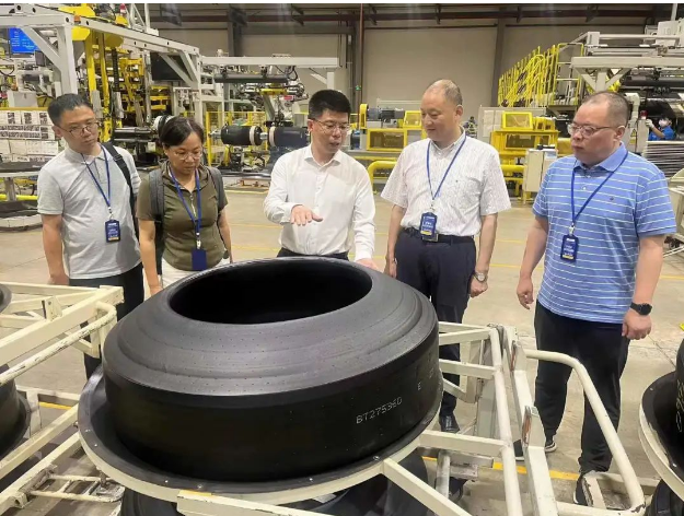 “一帶一路”采訪團(tuán)深入通用橡膠泰國(guó)工廠探訪