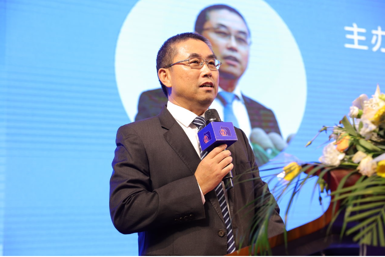 陳冰會(huì)長(zhǎng)強(qiáng)調(diào)，廣東涂料行業(yè)協(xié)會(huì)將堅(jiān)持創(chuàng)新驅(qū)動(dòng)涂料產(chǎn)業(yè)高質(zhì)量發(fā)展，加快先進(jìn)材料戰(zhàn)略性支柱產(chǎn)業(yè)集群建設(shè)，推動(dòng)數(shù)字化轉(zhuǎn)型，實(shí)施質(zhì)量品牌戰(zhàn)略，并深化綠色供應(yīng)鏈安全發(fā)展意識(shí)。他希望各位理事、會(huì)員企業(yè)代表共同執(zhí)行“高質(zhì)量發(fā)展”的道路，這不僅是中國(guó)經(jīng)濟(jì)發(fā)展的國(guó)家戰(zhàn)略，也是廣東涂料產(chǎn)業(yè)繼續(xù)引領(lǐng)的共識(shí)，更是產(chǎn)業(yè)上下游共創(chuàng)美好新藍(lán)圖、一次難得的歷史機(jī)遇。