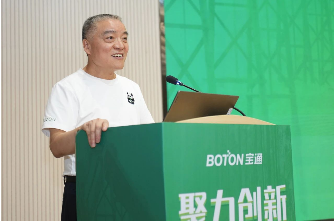 寶通科技董事長包志方在致辭中強調了寶通在全球化戰(zhàn)略下取得的成就和全球合作的重要性。他指出，可持續(xù)發(fā)展已成為寶通使命的核心要素和戰(zhàn)略的重要組成部分。在講話中，包總還談到了全球氣候變化、資源短缺等挑戰(zhàn)，以及政府和國際組織對可持續(xù)發(fā)展的重視。他強調了供應鏈可持續(xù)發(fā)展的重要性，強調只有與所有利益相關方一道，齊心協(xié)力，深度協(xié)同，互相賦能，以更可持續(xù)的科技與商業(yè)行為，才能提升供應鏈整體質量，開創(chuàng)更新的格局。