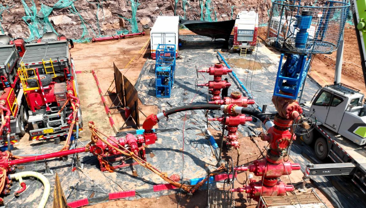 利通科技與中國石油集團西部鉆探工程有限公司攜手在山西晉城某非常規(guī)頁巖油田進行電驅(qū)壓裂聯(lián)合作業(yè)，通過利通科技自主研發(fā)制造的大口徑(5<i></i>'<i></i>'15000psi)酸化壓裂軟管的成功應用，為該油田的高效開發(fā)贏得高度評價。