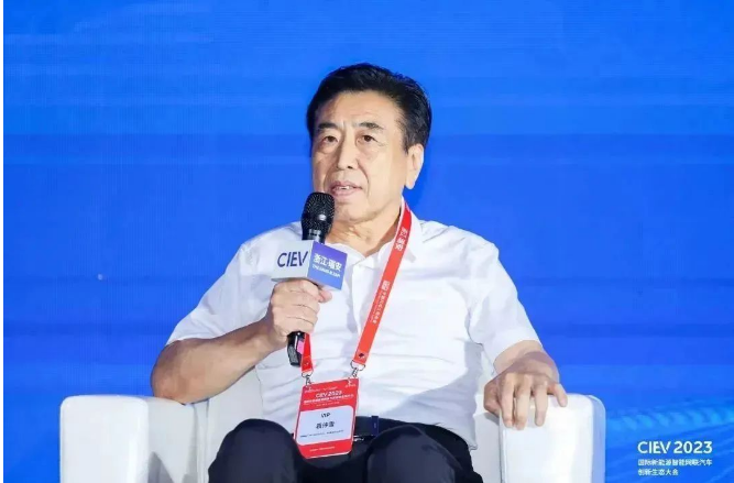 除袁仲雪外，賽輪集團PCR配套總監(jiān)汪永祥也受邀參加了供應鏈協(xié)同發(fā)展論壇等會議。這次大會為國際新能源智能網聯(lián)汽車產業(yè)領域的交流合作提供了難得的機遇，參會專家學者紛紛表示，將共同致力于推動新汽車產業(yè)的健康發(fā)展，為建設更加清潔、綠色的交通出行貢獻力量。