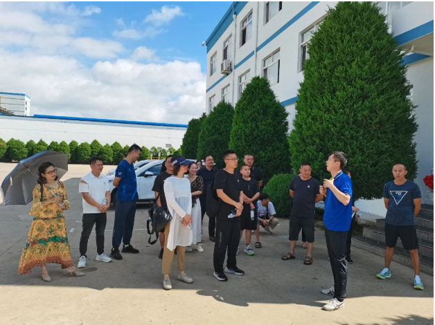 福建廈門智安同貿(mào)易有限公司總經(jīng)理肖曉軍攜帶20余名線下經(jīng)銷商實地參觀大連輪胎有限公司。