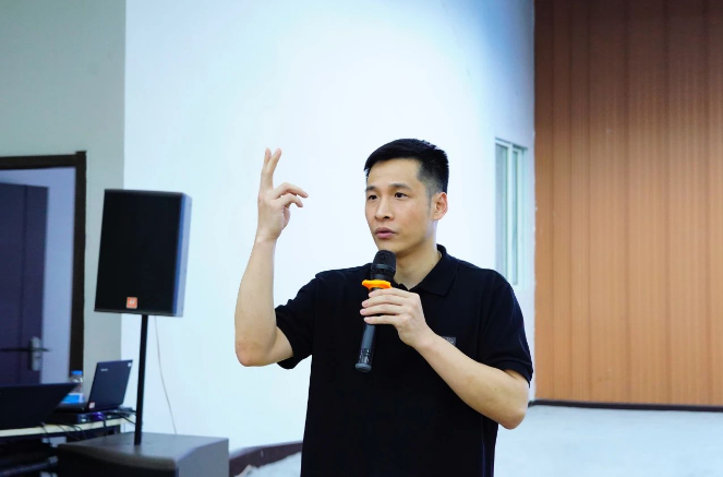 集團(tuán)輪胎事業(yè)部梅總在會上用實際業(yè)績數(shù)據(jù)肯定了各公司上半年的辛勤努力，同時明確指出了未來工作需要提升的方向和具體目標(biāo)。他強(qiáng)調(diào)要打開和升級思維，多角度思考行動，并在正確的方向中以激進(jìn)的方式去突破，找出更高效、更優(yōu)質(zhì)的工作方法。