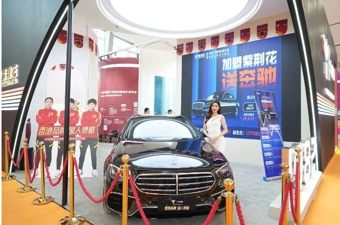 第25屆中國(廣州)國際建筑裝飾博覽會在廣交會琶洲展館盛大開幕。本屆展會以“建裝理想家，服務(wù)新格局”為主題，吸引了近2000家企業(yè)參展，展覽面積達(dá)40萬平方米，較去年增加近10萬平方米。作為知名涂料品牌，紫荊花以嶄新形象亮相廣州建博會。