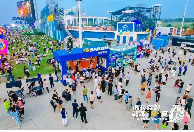 青島國際啤酒節(jié)一直以來都是青島的超級城市IP，也成為了亞洲最大的啤酒盛會。本屆啤酒節(jié)的主題是“開放”，與賽輪集團的品牌發(fā)展路徑相契合。二十余年來，賽輪集團始終以開放的姿態(tài)融入世界潮流，與全球接軌。誠邀各方游客來到賽輪集團嘉年華現(xiàn)場，一同與“自帶光環(huán)”的液體黃金輪胎相會，與來自五湖四海的好友舉杯，感受啤酒的激情、青島的熱情，以及賽輪集團的真情!