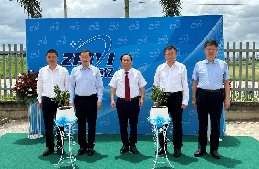 河北省省委常委、石家莊市委書記張超超一行實(shí)地考察了志億鋅業(yè)集團(tuán)在泰國的生產(chǎn)基地。在交流會上，張超超書記鼓勵(lì)企業(yè)充分發(fā)揮自身優(yōu)勢，積極推動內(nèi)地企業(yè)“走出去”、做大做強(qiáng)做優(yōu)。