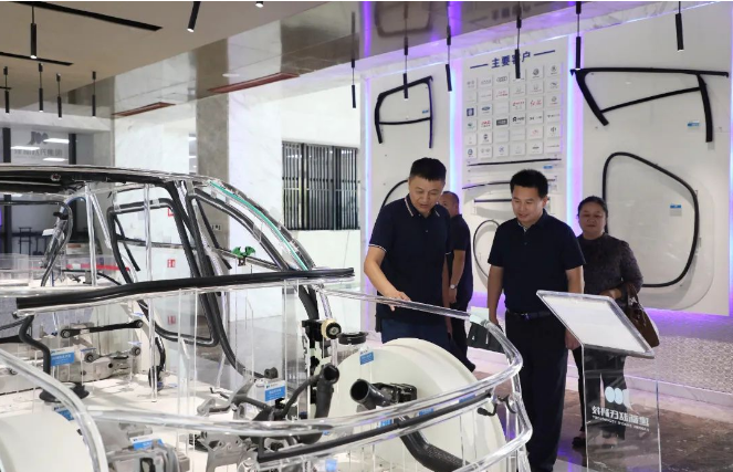 五河縣頭鋪鎮(zhèn)黨委副書記兼鎮(zhèn)長謝獻(xiàn)海，攜副鎮(zhèn)長陳夢黛一行蒞臨建新趙氏科技有限公司進(jìn)行考察交流。