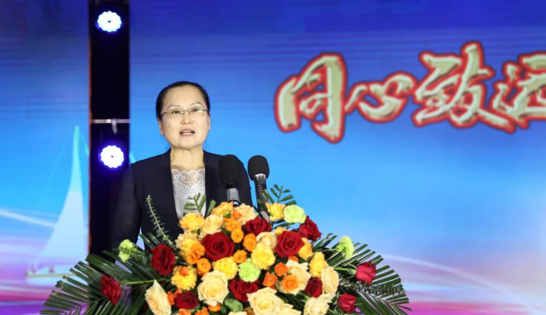 姜妍在致辭中指出，過去十年是豐源輪胎公司打基礎、謀長遠的十年。今后，該公司將積極學習國家級和世界級輪胎企業(yè)的先進經驗，為全區(qū)全市的“強工興產、轉型突圍”貢獻更大力量。