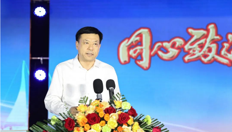 侯宇剛在致辭中指出，豐源輪胎公司重組投產10周年是企業(yè)發(fā)展史上的一個里程碑，具有巨大的變革意義。面對當前新形勢和任務，豐源輪胎公司努力抓住新能源汽車快速發(fā)展和資本市場深刻變革的機遇，致力于成為中國橡膠工業(yè)的標桿企業(yè)。